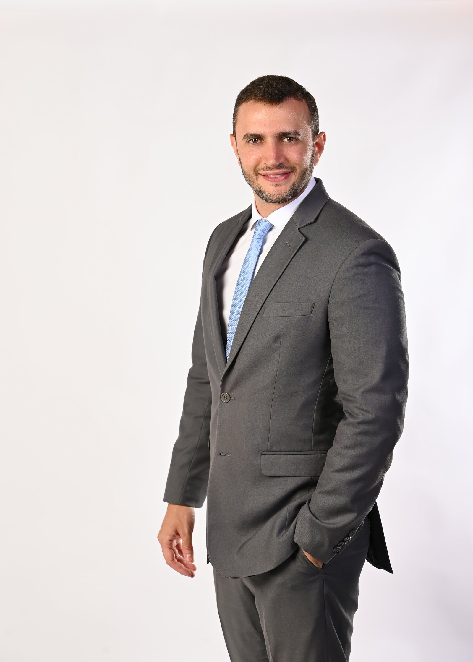 Dr. Eugênio Luckwü — Sócio